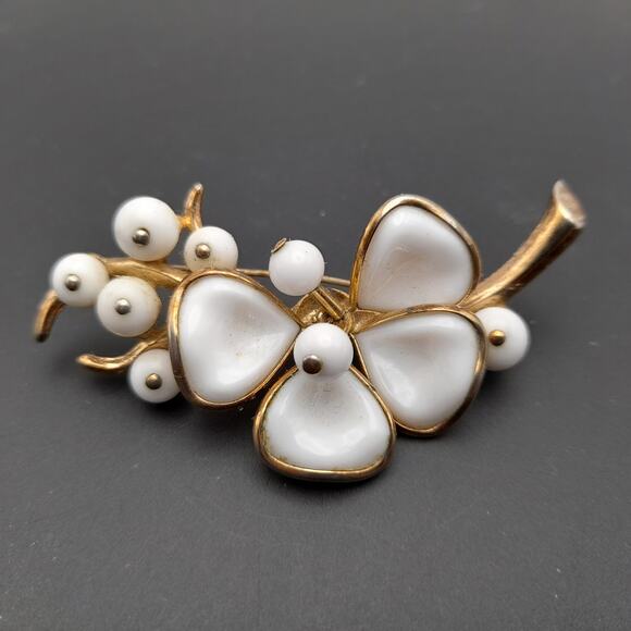 Vintage Trifari White Milk Glass Beaded Brooch - Picture 2 of 8
